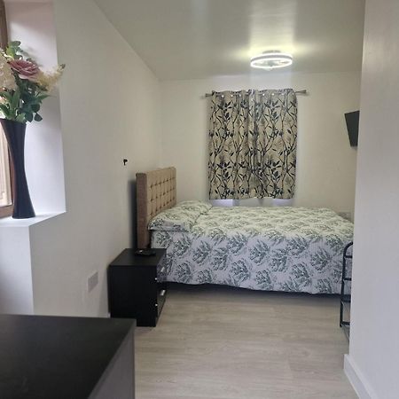 Studio Flat On Straight Road, Harold Hill, Havering Eksteriør bilde