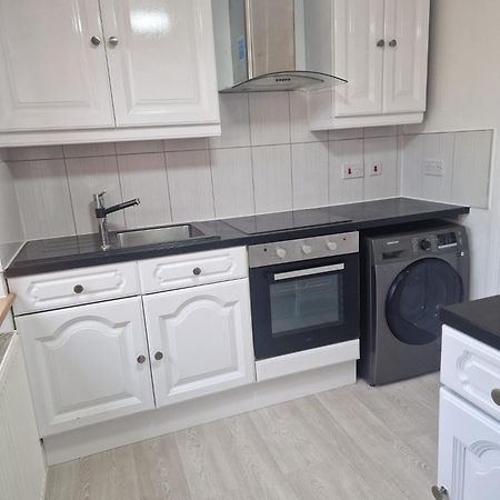 Studio Flat On Straight Road, Harold Hill, Havering Eksteriør bilde
