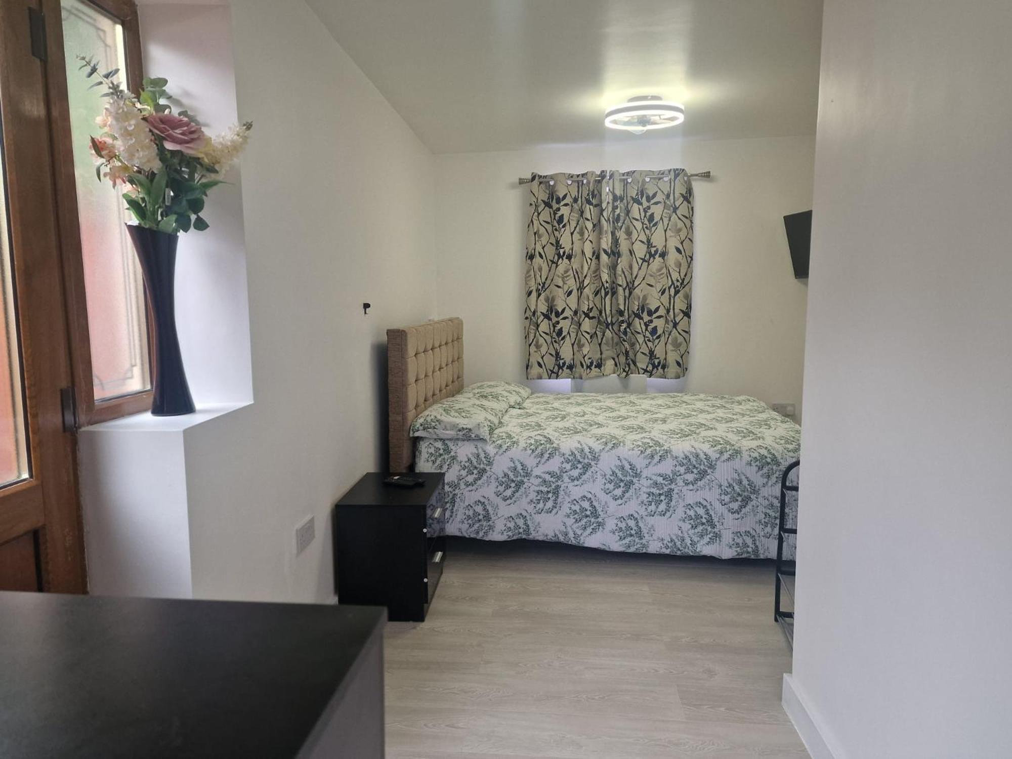 Studio Flat On Straight Road, Harold Hill, Havering Eksteriør bilde