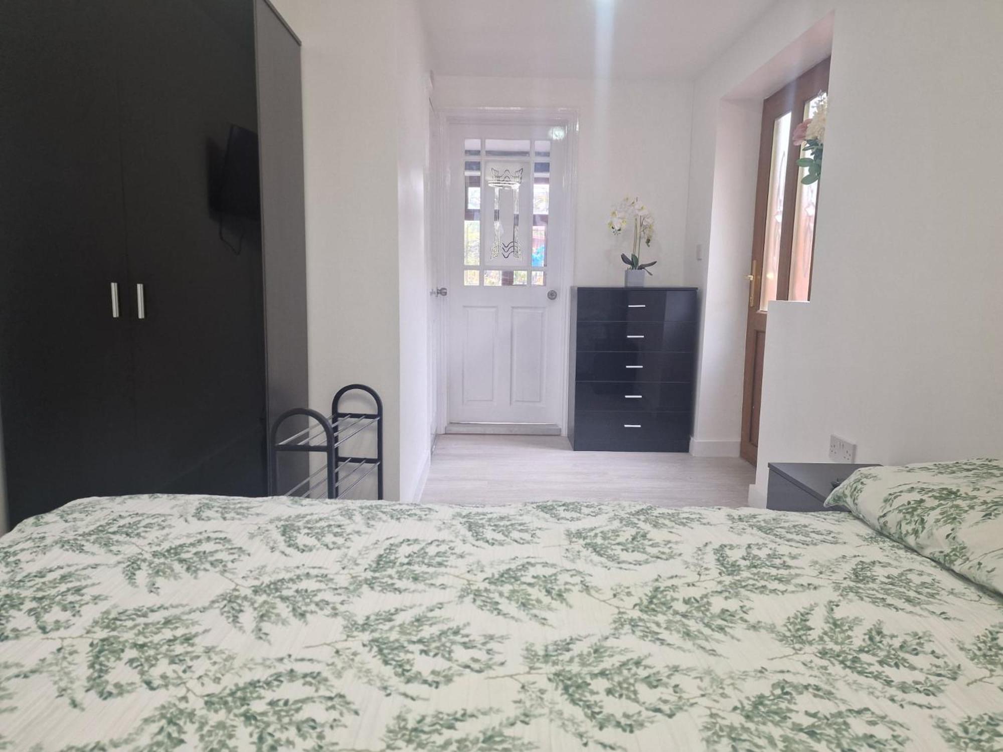 Studio Flat On Straight Road, Harold Hill, Havering Eksteriør bilde
