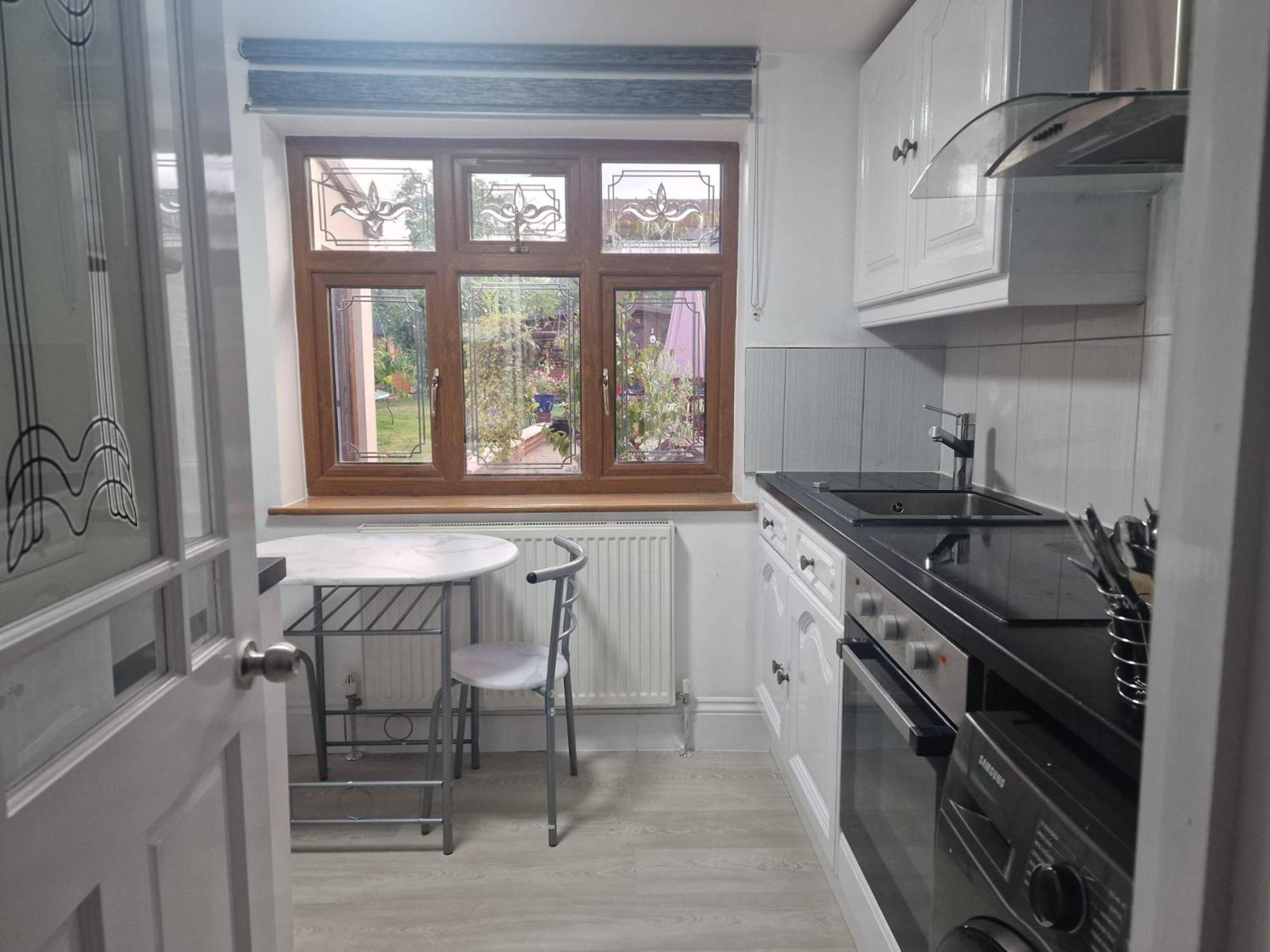 Studio Flat On Straight Road, Harold Hill, Havering Eksteriør bilde